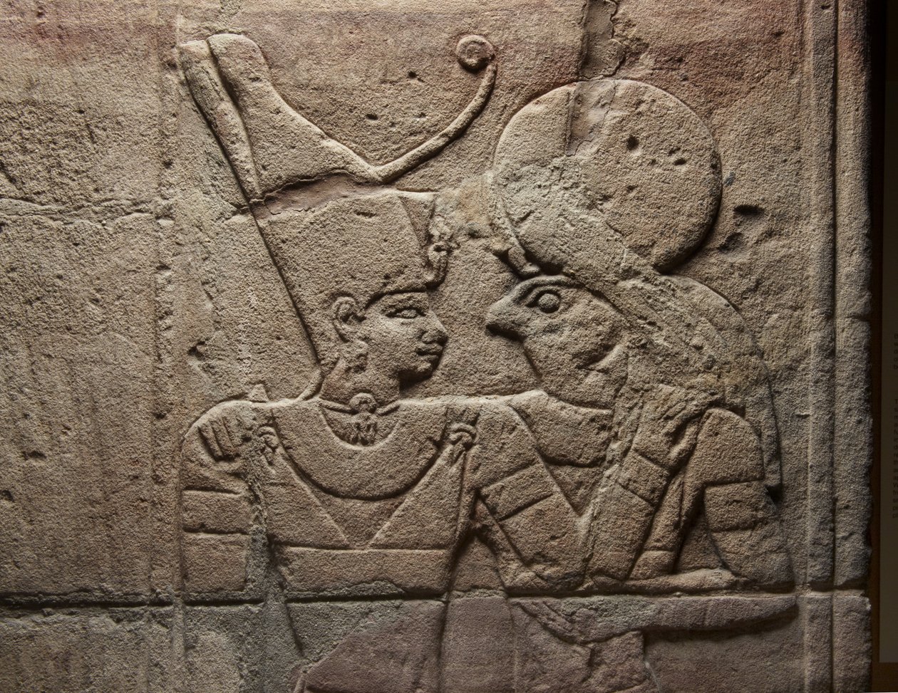 Relieve en un santuario erigido por el faraón Taharqa en el patio del Templo de Amón construido por él en Kawa en Nubia, Dinastía 25, Período Tardío, 690-64 a.C. (detalle) de Egyptian 25th Dynasty