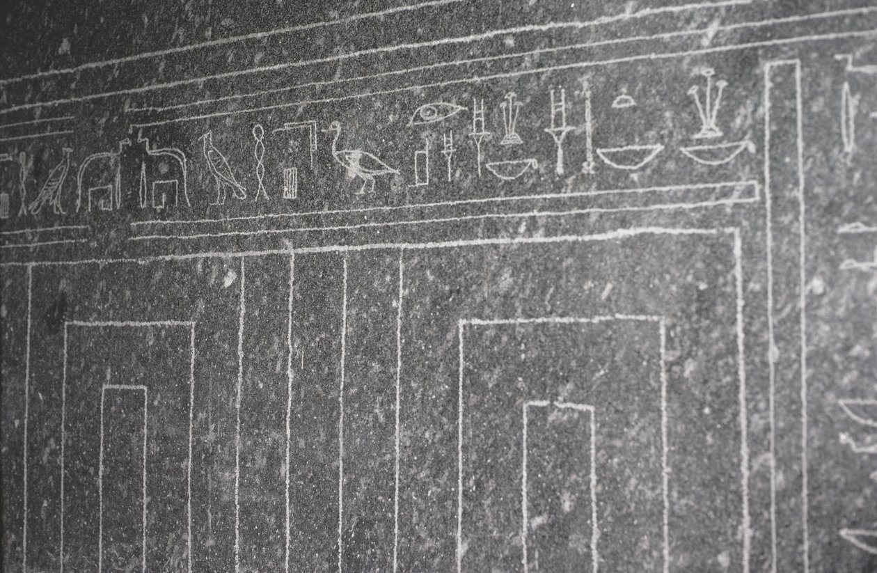 Relieve hundido mostrando un templo del sarcófago del toro Apis en el Serapeum de Egyptian 26th Dynasty