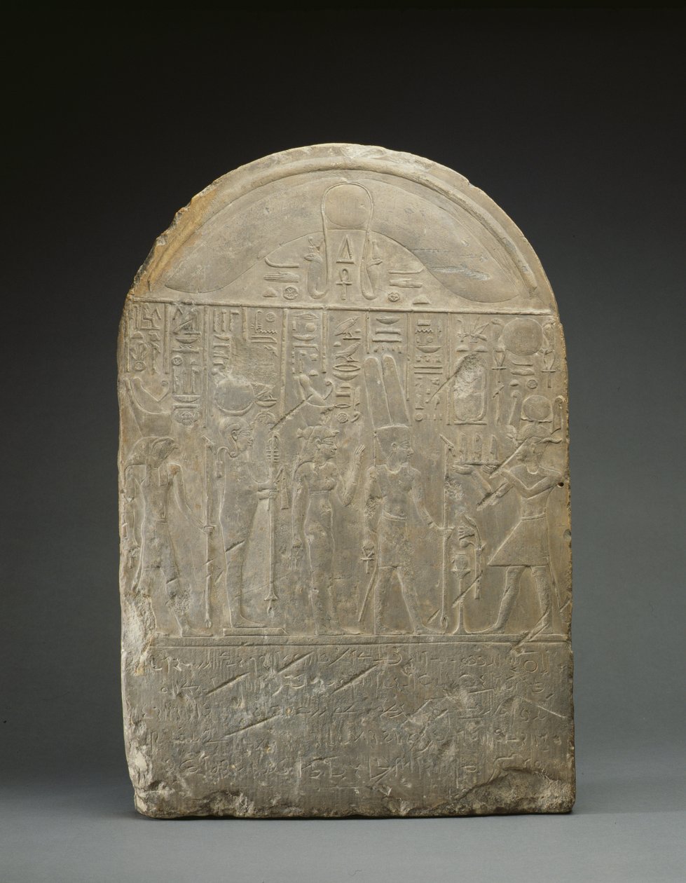 Estela de donación, con textos en jeroglíficos y demótico, probablemente de Semabehdet de Egyptian Ptolemaic Period
