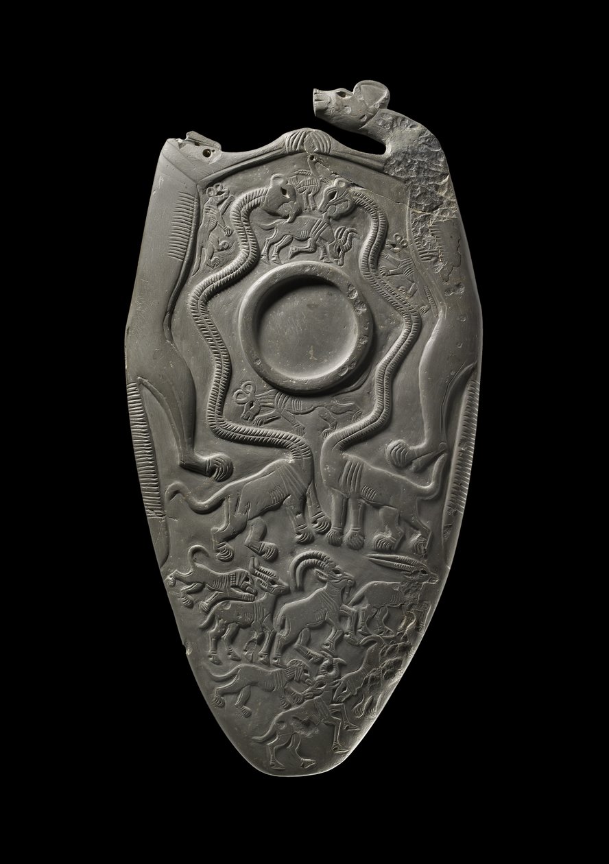 Paleta ceremonial con un depósito para moler pintura de ojos, rodeada de animales tallados, del Depósito Principal, Hierakonpolis, egipcio, c.3000 a.C. de Egyptian