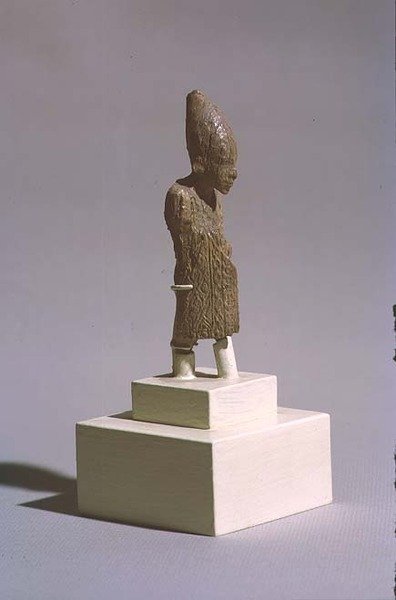 Figura de un Rey con la Corona Blanca del Alto Egipto y el manto del festival Sed, del Templo de Osiris, Abydos, período Dinástico Temprano, c.3000 a.C. de Egyptian
