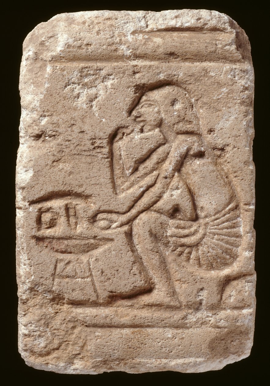 Relieve de un hombre sentado junto a una mesa, período de Amarna de Egyptian