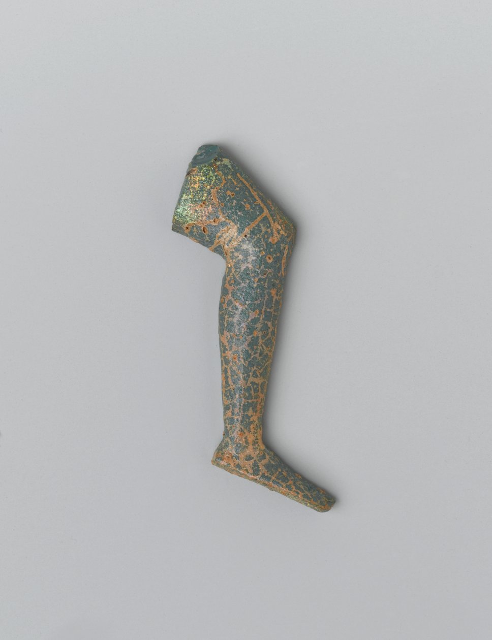 Pequeña pierna humana de vidrio opaco azul verdoso de una figura incrustada de Egyptian