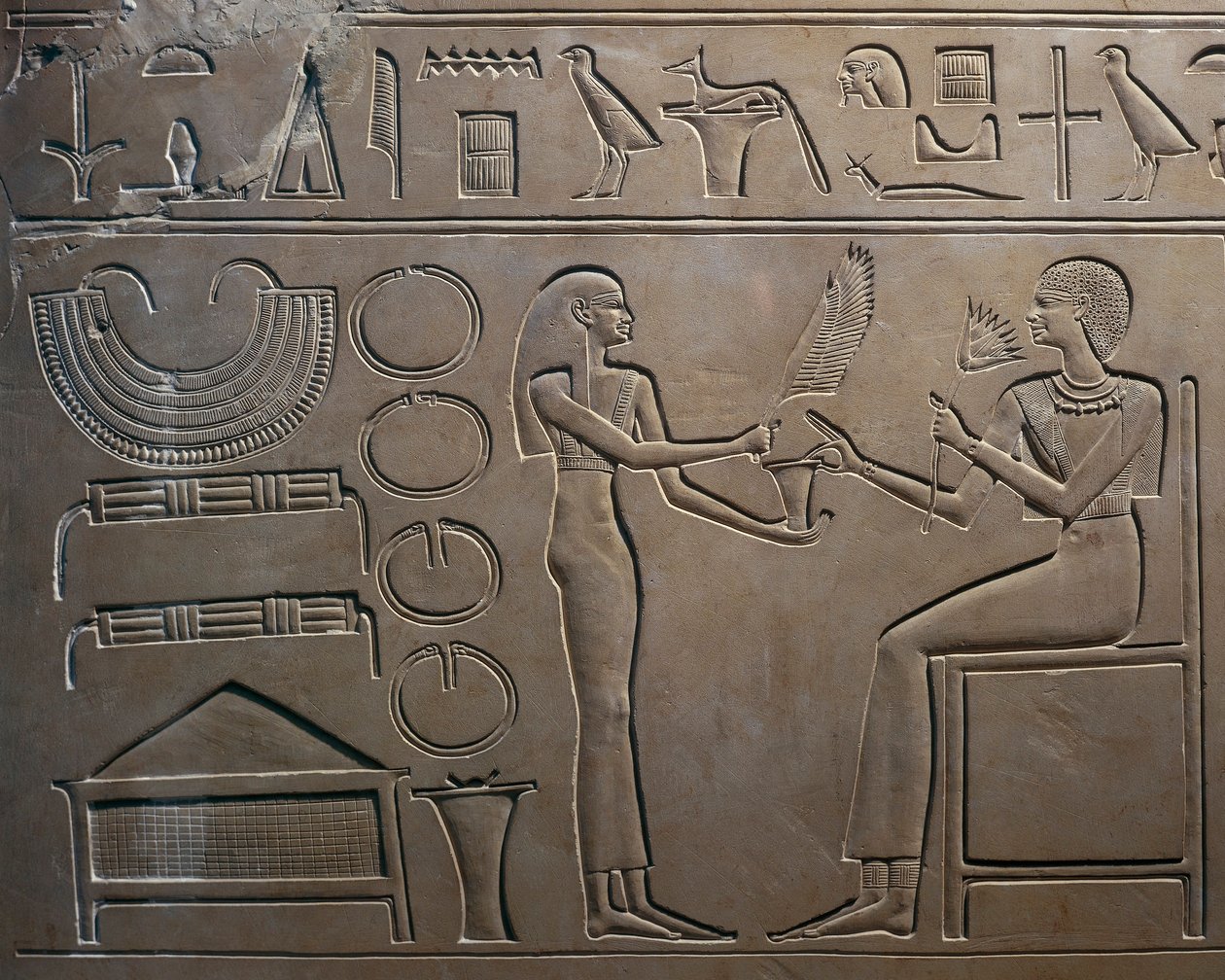 Detalle del relieve con un sirviente mostrando joyas a la reina, del sarcófago de la reina Kawit, Templo de Mentuhotep II, Deir el Bahari, Egipto. de Egyptian 11th Dynasty