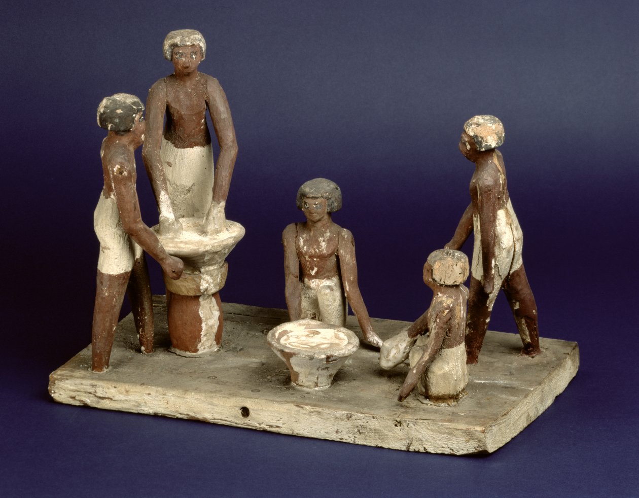 Modelo de cinco hombres elaborando cerveza, de Beni Hasan, Reino Medio, c.2035-1668 a.C. de Egyptian 11th Dynasty