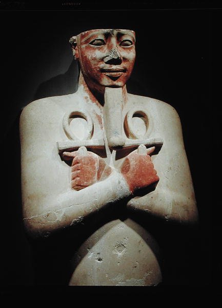 Estatua de Sesostris I (c.1918-1875 a.C.) sosteniendo el ankh con ambas manos cruzadas sobre su pecho, del Templo de Karnak, Nuevo Reino de Egyptian 12th Dynasty