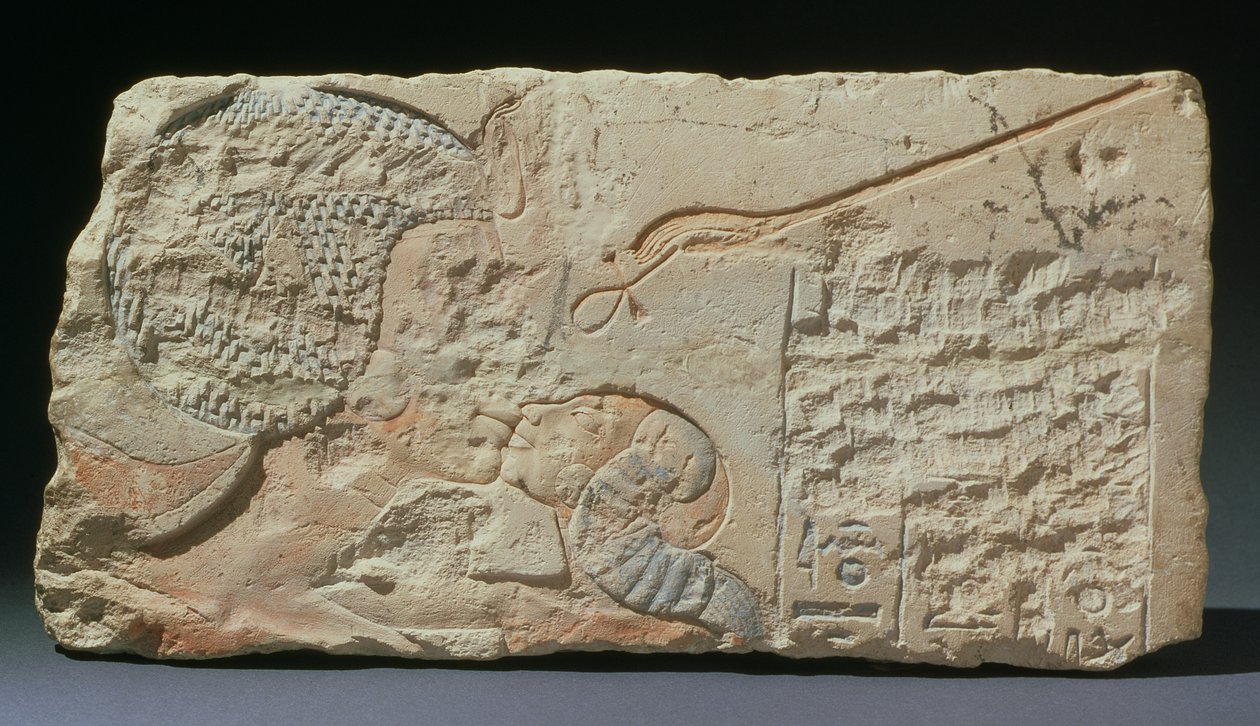 Un Beso, un relieve de la Reina Nefertiti besando a una de sus hijas, de Hermópolis, Nuevo Reino, Periodo de Amarna de Egyptian 18th Dynasty