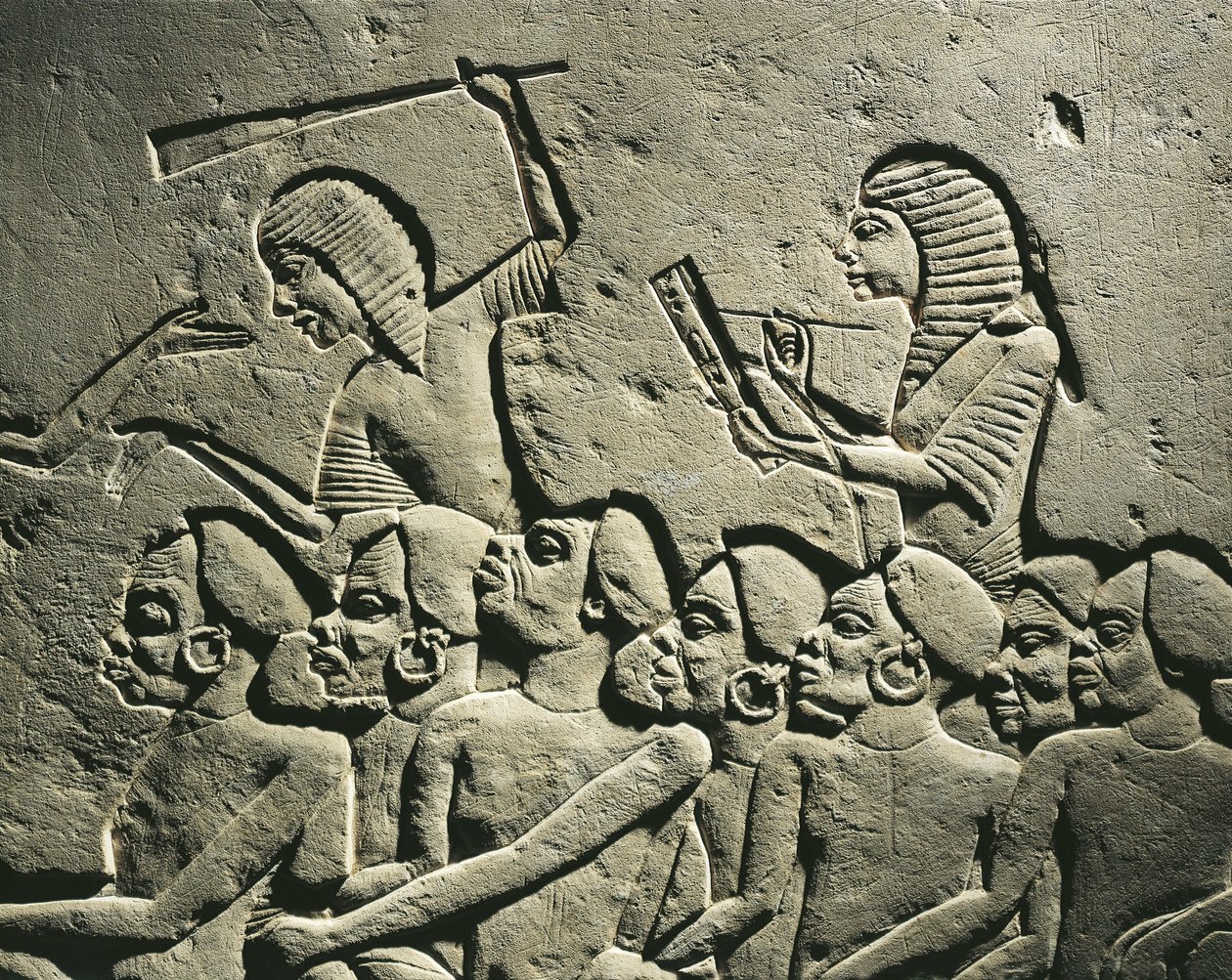 Un grupo de prisioneros negroides rodeados por guardias armados con porras mientras un escriba redacta un informe. Relieve de la tumba de Horemheb en Saqqara, detalle de Egyptian 18th Dynasty