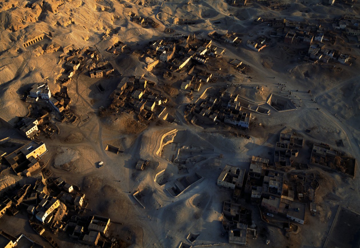 Vista aérea del yacimiento arqueológico de Qurna, Sheikh Abd el-Qurna, Necrópolis Tebana, Egipto, Reino Nuevo, Dinastía XVIII-XIX de Egyptian 18th Dynasty