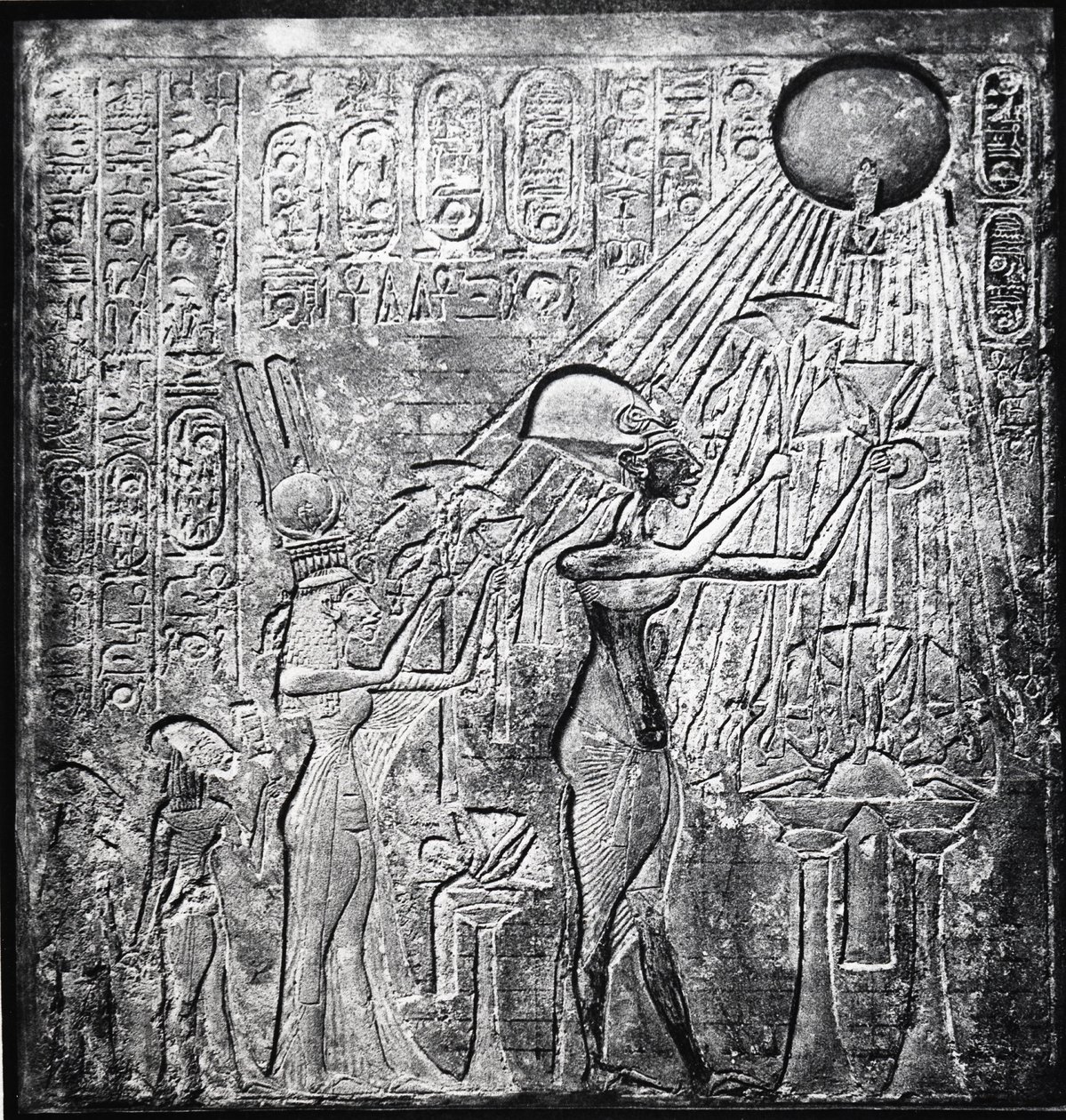 Akenatón (Amenhotep IV) faraón hereje, reinó desde c.150 a.C., aquí con Nefertiti y sus dos hijas ofreciendo regalos al Sol. Relieve originalmente en el Templo del Sol, Tebas. Ropas de lino de Egyptian 18th Dynasty