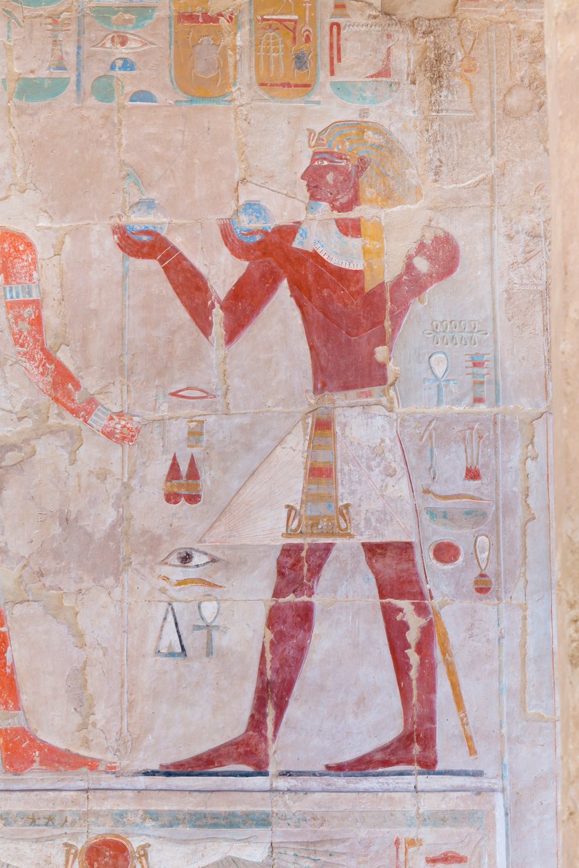 Imagen en bajorrelieve que representa a un faraón haciendo ofrendas, templo de Hatshepsut de Deir Al Bahari, Luxor, Egipto (foto) de Egyptian 18th Dynasty