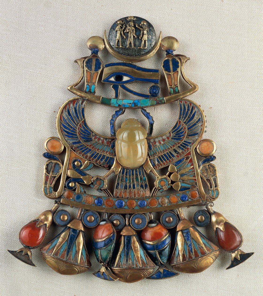 Coraza con emblemas solares y lunares, De la tumba de Tutankamón, Tebas, Egipto, Arte orfebre, Civilización egipcia, Reino Nuevo, Dinastía XVIII de Egyptian 18th Dynasty