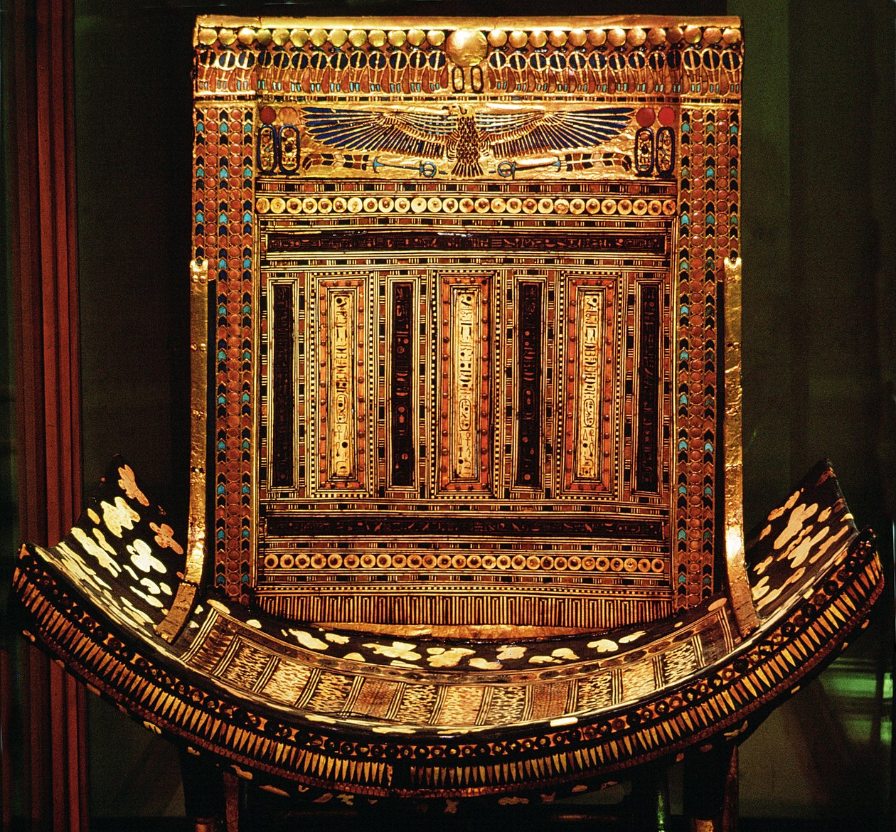 Silla ceremonial de Tutankamón, (detalle) del asiento y respaldo curvados, Nuevo Reino, c.1325 a.C. de Egyptian 18th Dynasty