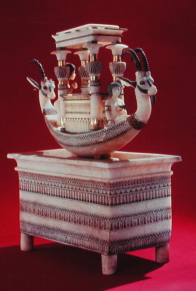 Cofre con un barco decorado con dos cabezas de íbice sirio y dos figuras femeninas que se cree que son la Princesa Mutnedjmet, de la tumba de Tutankamón (c.1370-1352 a.C.) Nuevo Reino de Egyptian 18th Dynasty