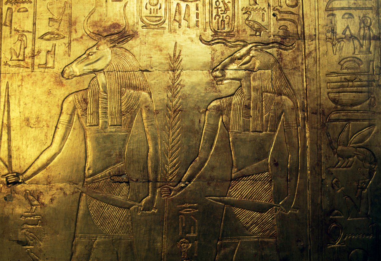 Deidades, grabado del panel posterior de la tercera capilla funeraria recubierta de oro, Tesoro de Tutankamón, Egipto, Civilización egipcia, Reino Nuevo, Dinastía XVIII de Egyptian 18th Dynasty