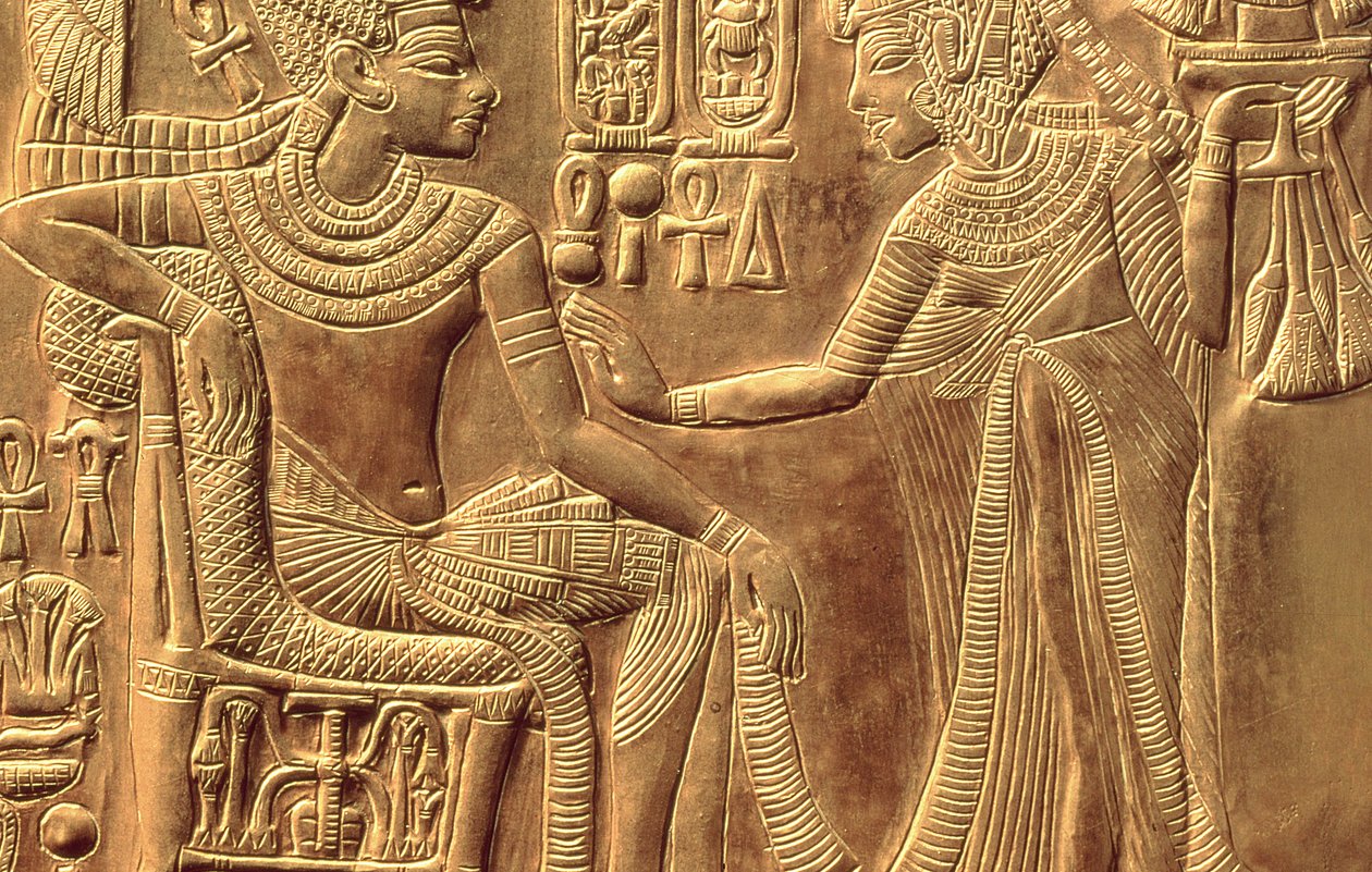 Detalle del Santuario Dorado de Tutankamón (c.1370-52 a.C.) que representa a la Reina ungiéndolo con ungüento perfumado, Nuevo Reino (detalle) de Egyptian 18th Dynasty