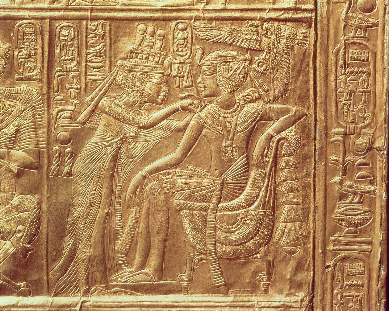 (detalle) del pequeño santuario de Tutankamón que representa a la Reina abrochando un collar alrededor del cuello del rey de Egyptian 18th Dynasty