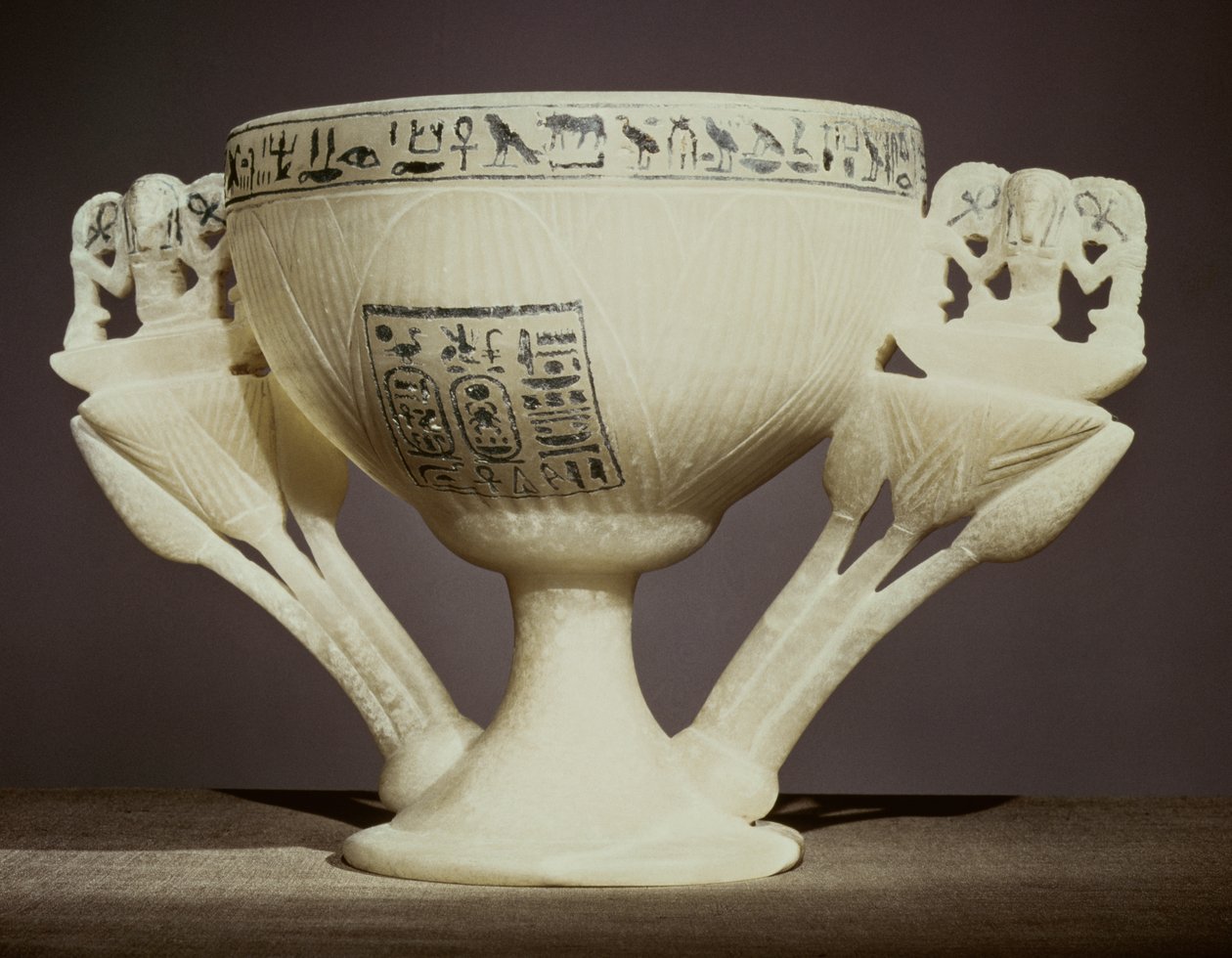 Copa de bebida en forma de flor de loto medio abierta, encontrada en la entrada de la tumba de Tutankamón (c.1370-52 a.C.) Nuevo Reino de Egyptian 18th Dynasty