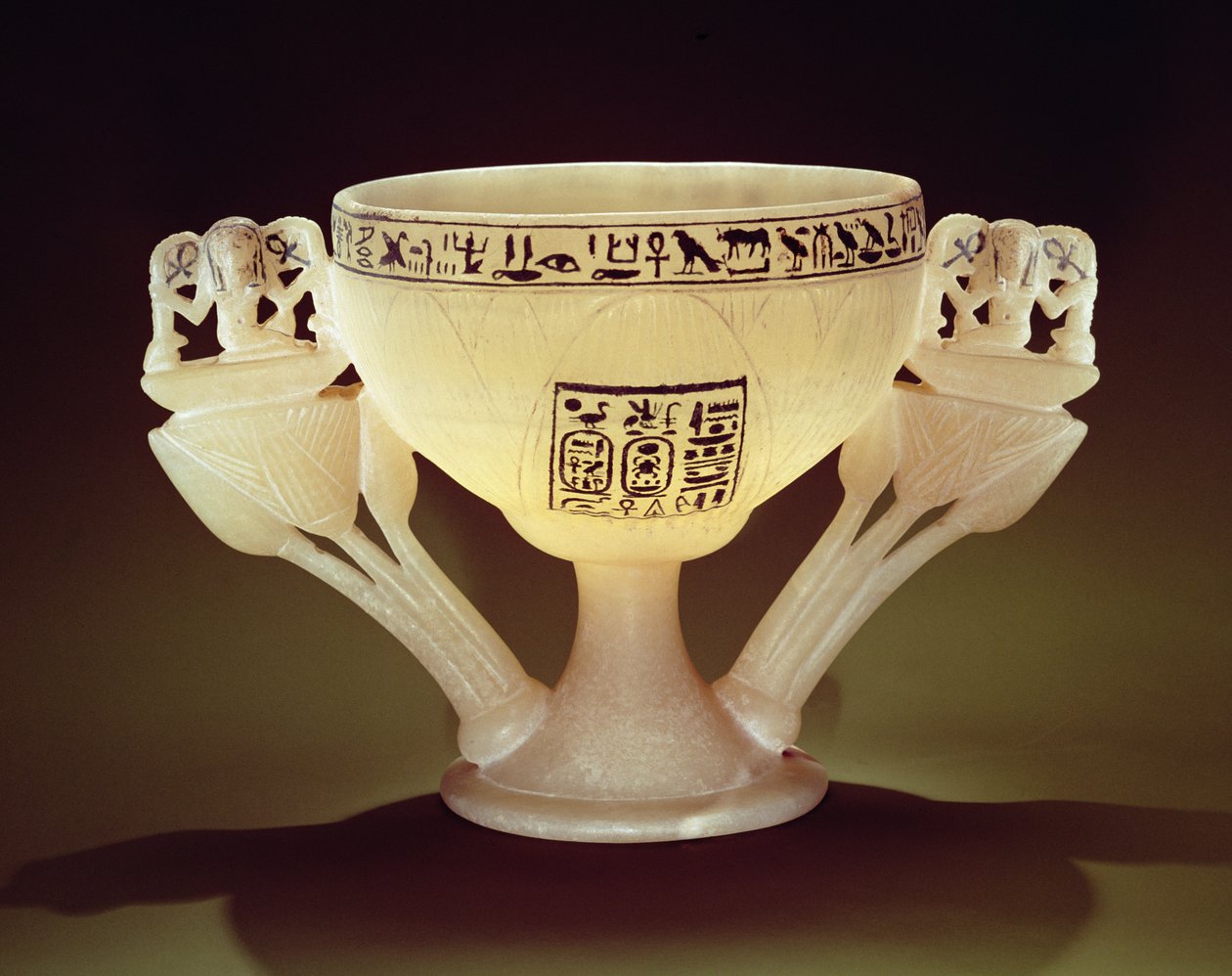 Copa para beber en forma de flor de loto medio abierta, encontrada en la entrada de la tumba de Tutankamón (c.1370-1352 a.C.) Reino Nuevo de Egyptian 18th Dynasty