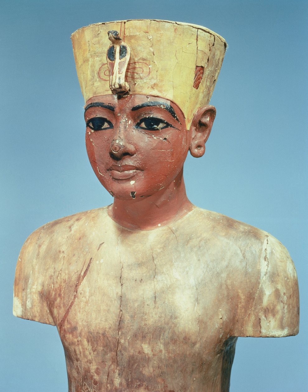 Maniquí del joven Tutankamón con una combinación entre la corona de los reyes del Bajo Egipto y el tocado de Nefertiti de Egyptian 18th Dynasty