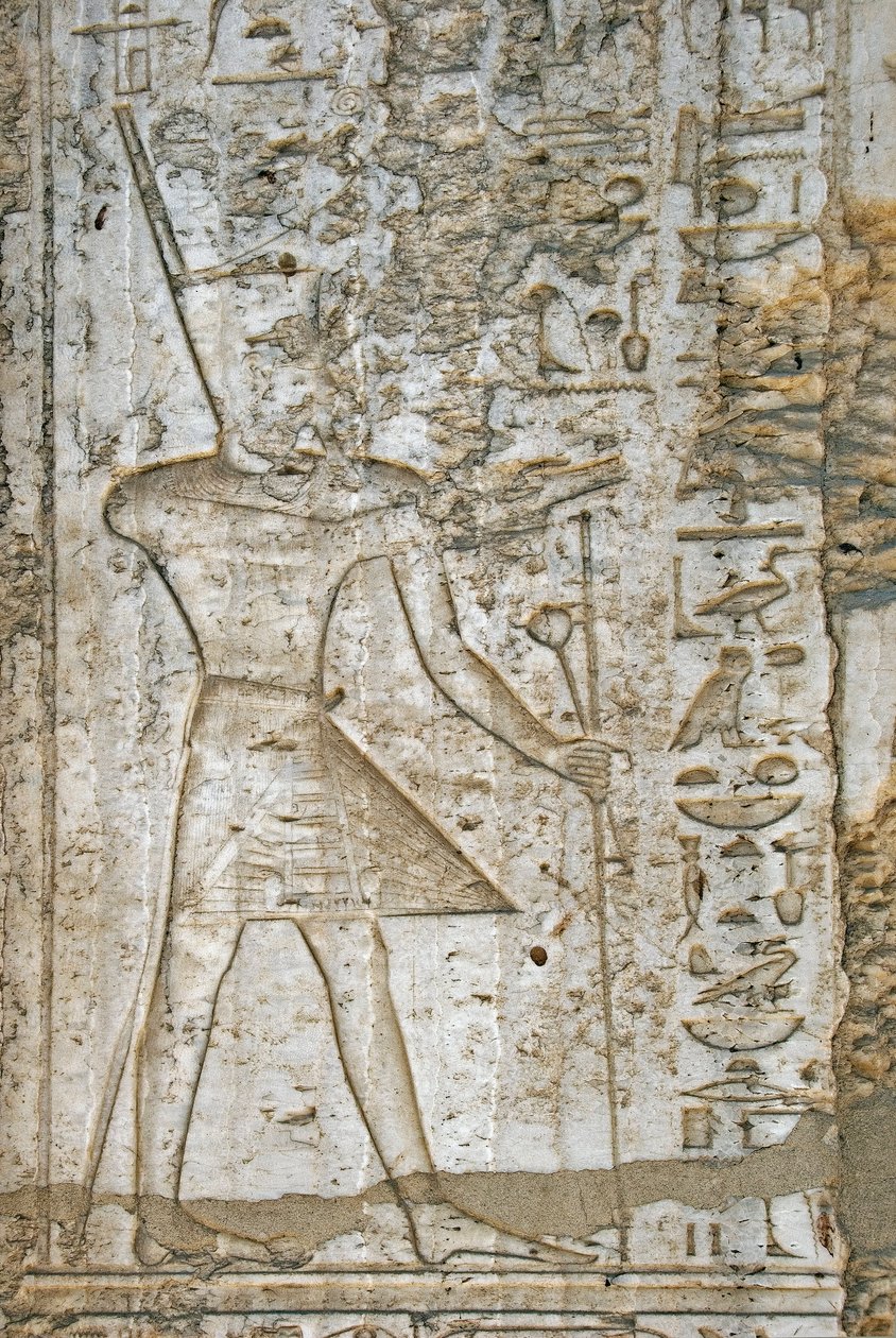 Antigüedad egipcia: detalle de los relieves de la capilla de alabastro del faraón Thutmosis IV (1419-1387 a.C.) que lo representa portando los símbolos del poder. Museo al aire libre del templo de Karnak Egipto de Egyptian 18th Dynasty