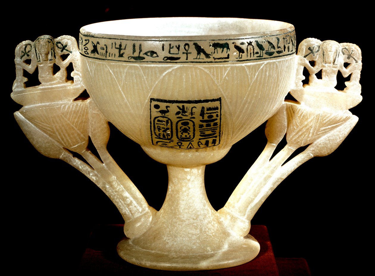 Antigüedad egipcia: copa de la inmortalidad de los benefactores de Tebas. Cáliz de alabastro en forma de loto. Del tesoro de Tutankamón (1345-1327 a.C.) XVIII dinastía. encontrado en el Valle de los Reyes, Tebas. 1342 a.C. El Cairo, Museo Egipcio de Egyptian 18th Dynasty