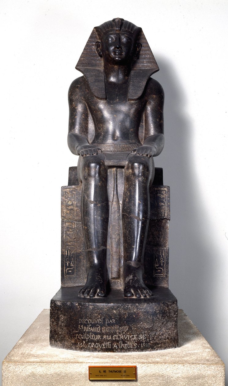 Antigüedad egipcia: escultura de basanita que representa a Thutmosis (Tuthmosis o Thutmus) III (circa 1504-1450 a.C.), faraón egipcio. XVIII dinastía. De Tebas. Turín, museo egipcio de Egyptian 18th Dynasty