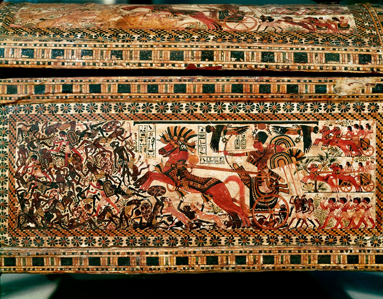Antigüedad egipcia: pequeña caja de madera con escenas que representan al faraón Tutankamón persiguiendo nubios en su carro. Dinastía XVIII. De la tumba de Tutankamón (1345-1327 a.C.) Valle de los Reyes. Tebas. Dim. 61 cm. El Cairo, Museo Egipcio de Egyptian 18th Dynasty