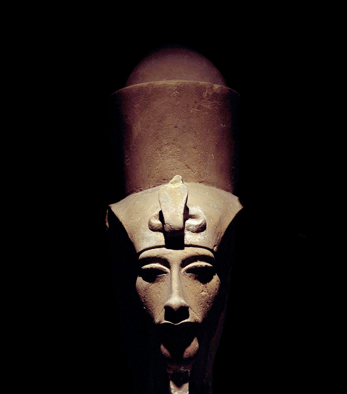 Antigüedad egipcia: estatua de Amenhotep IV (Amenofis IV o Akenatón) con la doble corona. 1301 a.C. Dinastía XVIII. (detalle) del Templo de Amón Ra en Tebas. Museo de Luxor, Egipto de Egyptian 18th Dynasty
