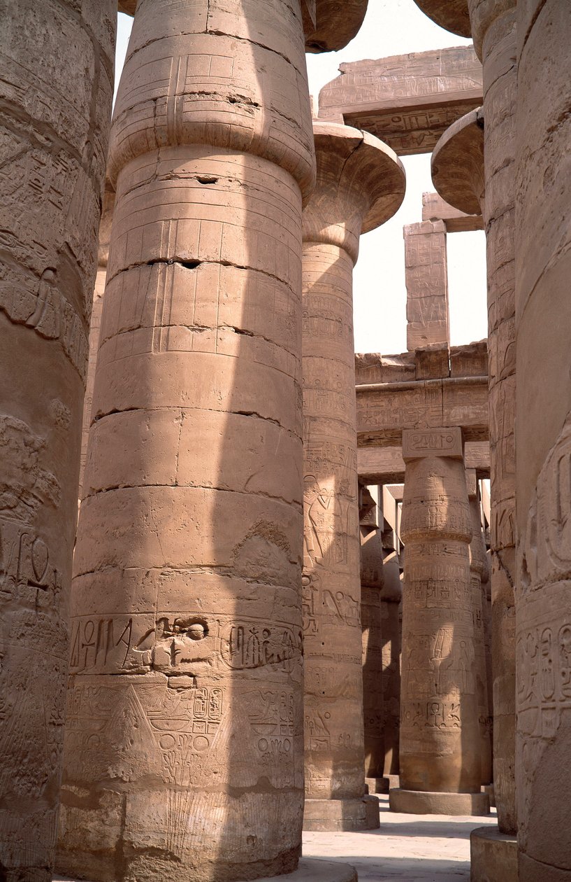 Antigüedad egipcia: vista de las columnas de la sala hipóstila del Templo de Amón. Sitio de Karnak en Luxor, Egipto de Egyptian 18th Dynasty