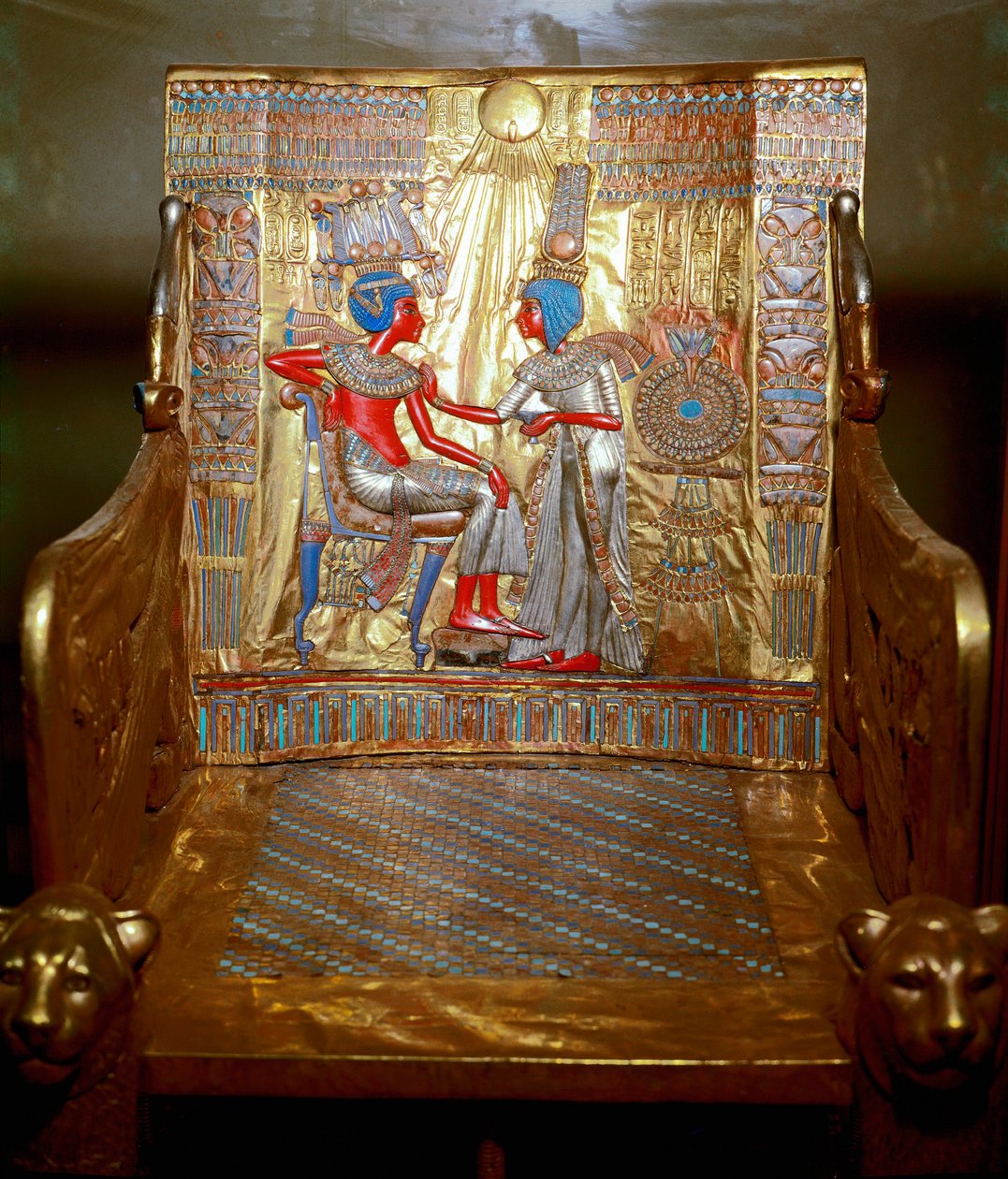 Antigüedades egipcias: un trono de madera dorada y pintada de Tutankamón que forma parte del tesoro del faraón. Representación de la reina Ankhesenpaaton masajeando con aceite el hombro de su hermano y esposo Tutankamón bajo el sol de Egyptian 18th Dynasty