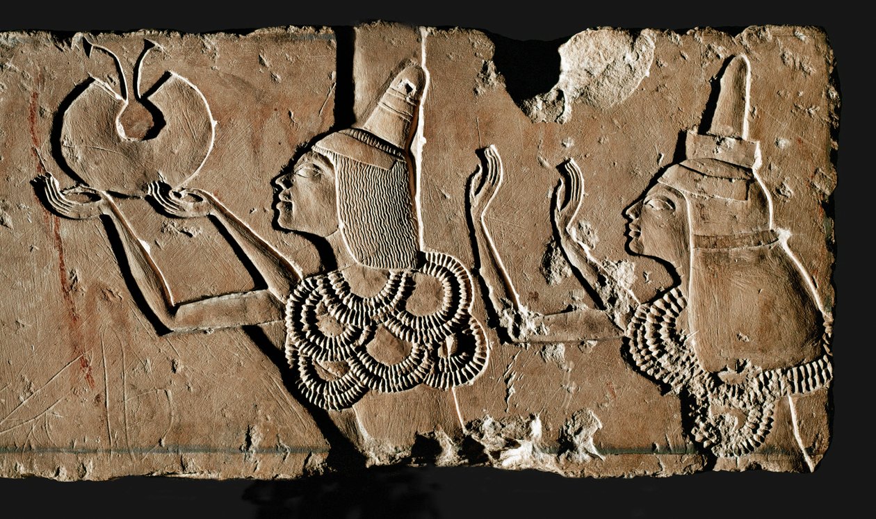 Eje y Ti reciben su recompensa de oro (relieve) de Egyptian 18th Dynasty