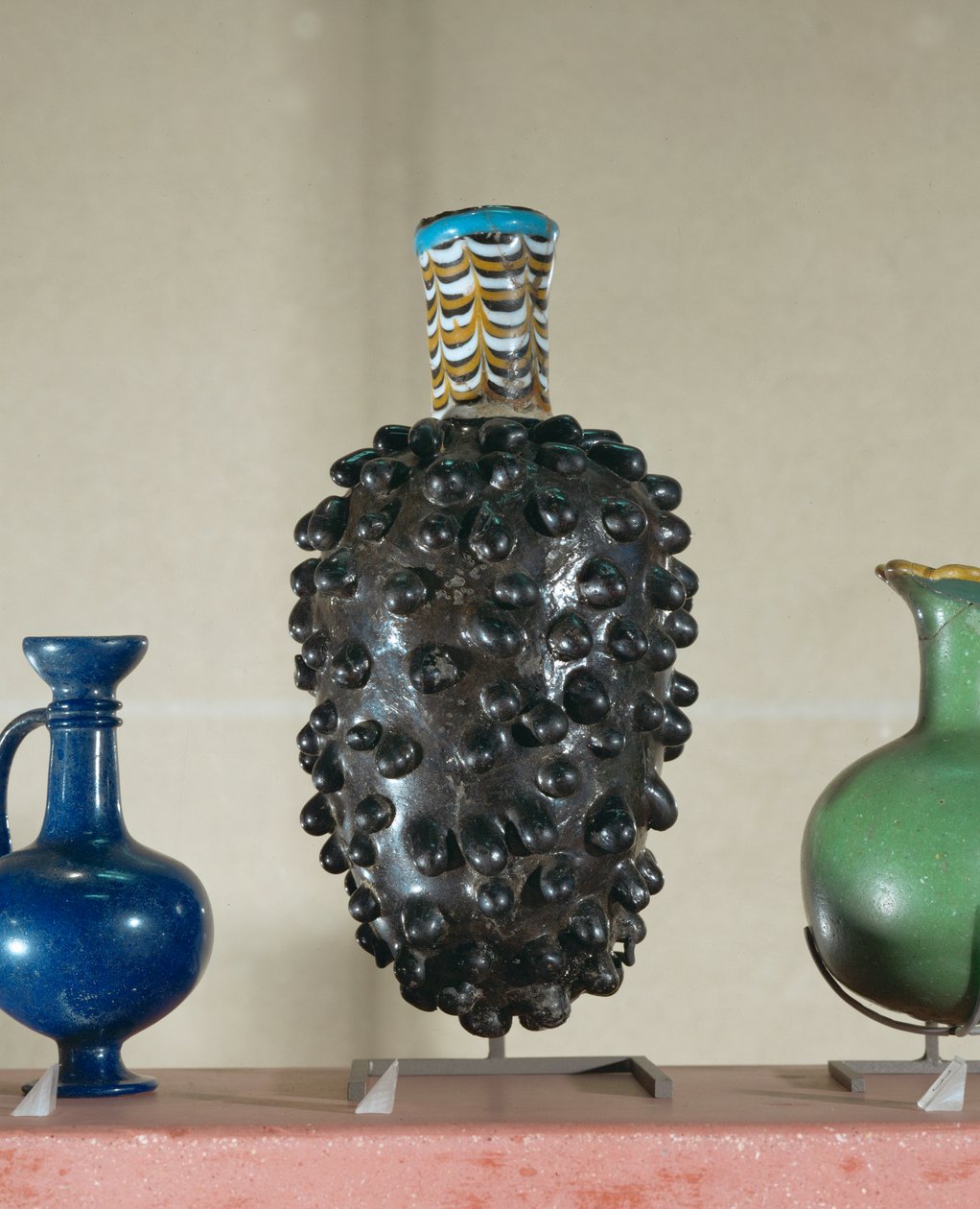Frasco. Estos recipientes se fabricaban sumergiendo una matriz en vidrio fundido... de Egyptian 18th Dynasty