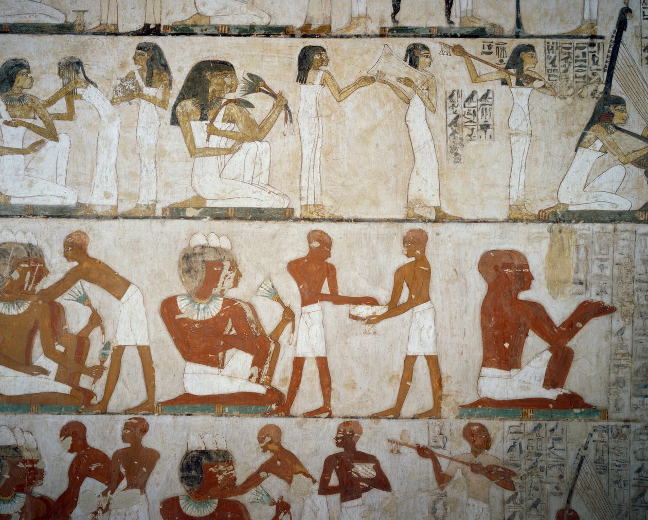 Banquete funerario con músicas femeninas, damas adornándose con joyas, hombres y músicos, Tumba de Rekhmire, Sheikh Abd el Qurnah, Luxor, Tebas (Lista del Patrimonio Mundial de la Unesco) de Egyptian 18th Dynasty