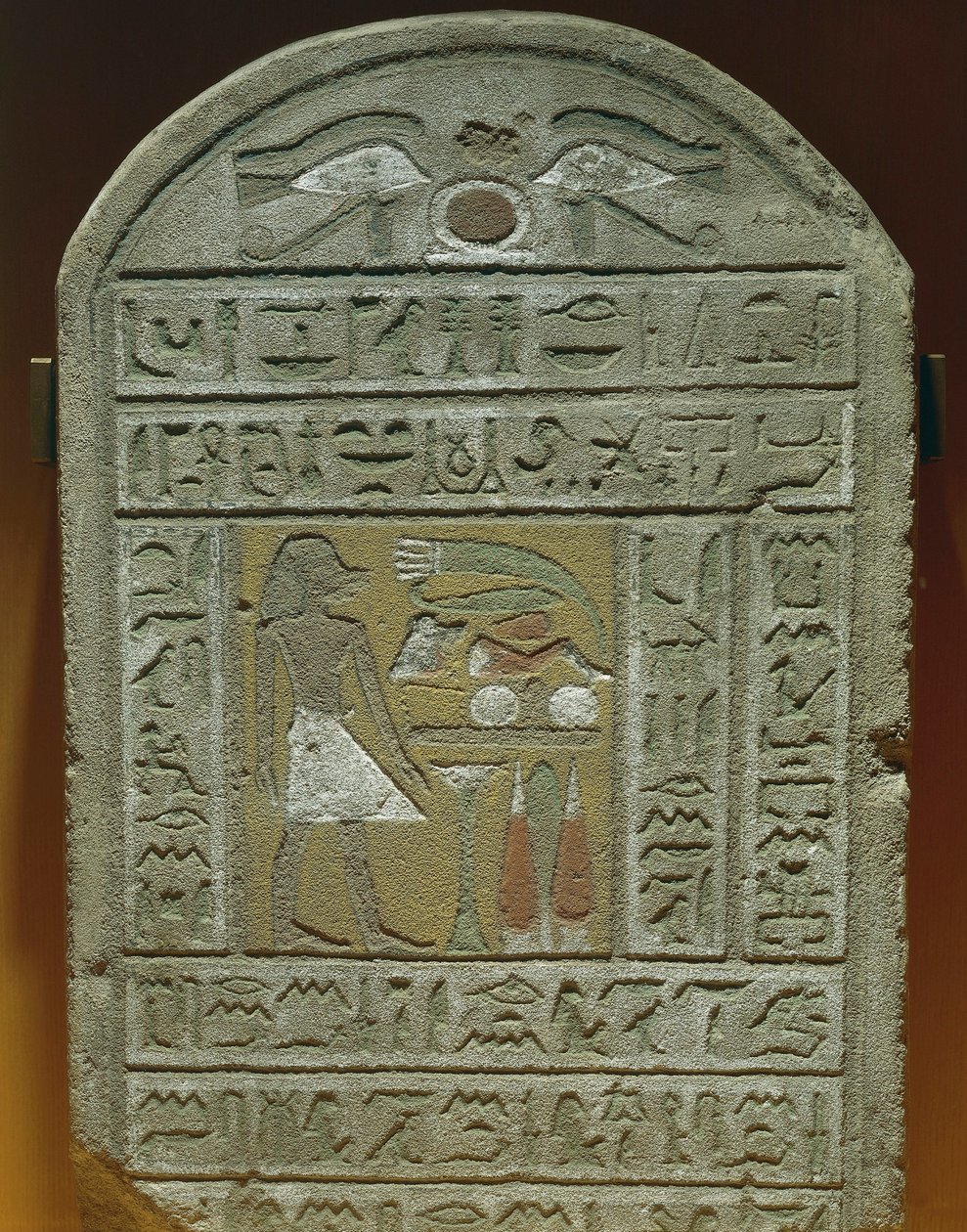 Estela funeraria de Ibi, maestro de cámara del palacio real El difunto ante las ofrendas funerarias En la parte superior, ojos de protección y jeroglífico "Shen", que significa "eternidad" de Egyptian 18th Dynasty