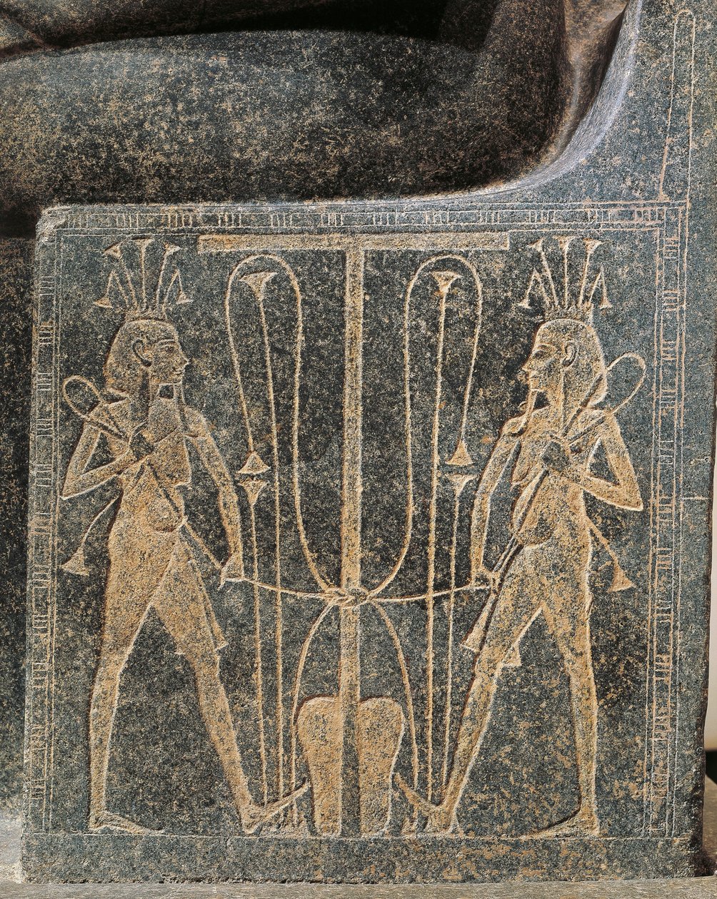 Grupo escultórico de granito con Horemheb haciendo ofrendas al dios Atum, detalle del trono de Atum con Seth y Horus. de Egyptian 18th Dynasty