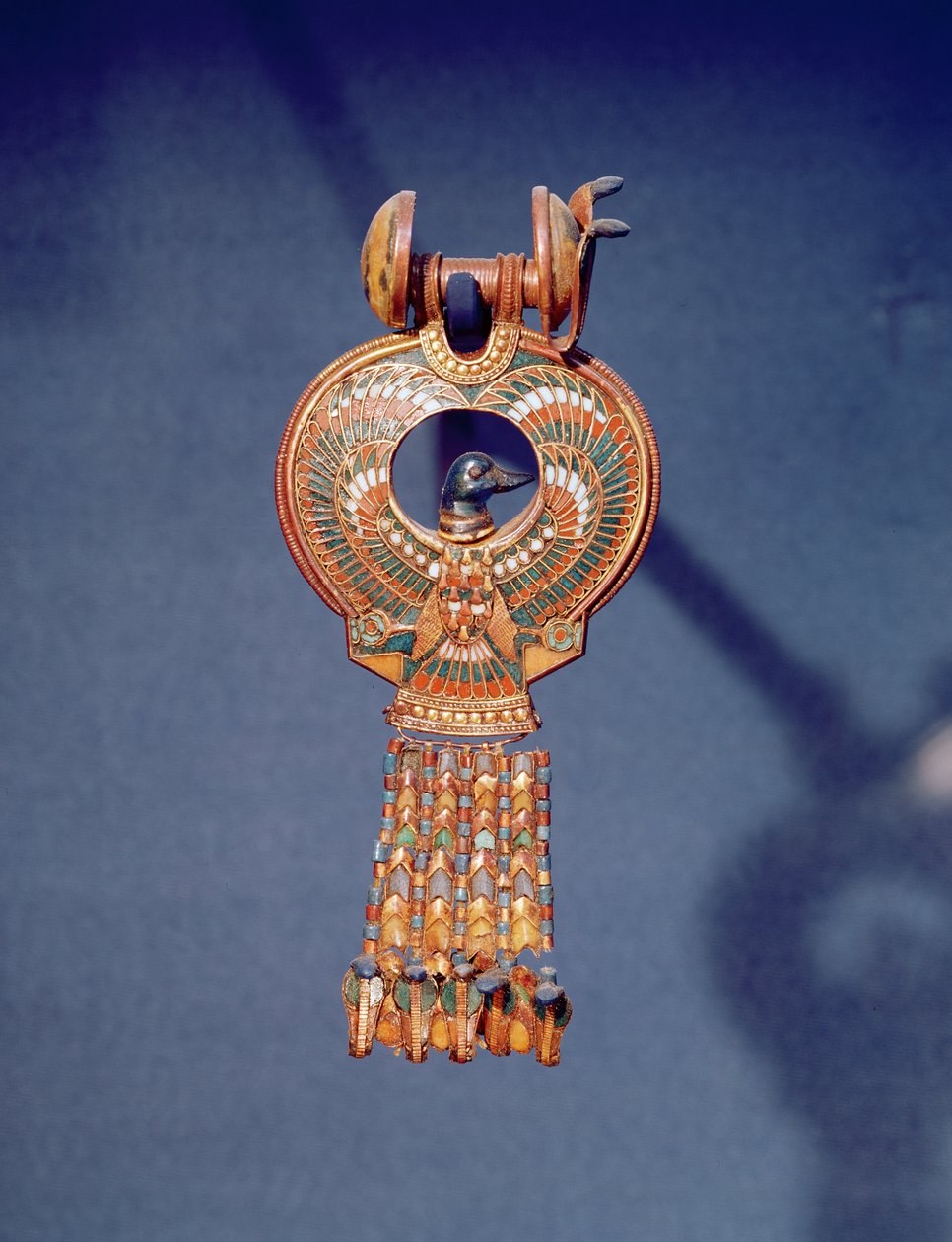 Pendiente izquierdo de un par de pendientes con un pájaro azul, de la tumba de Tutankamón, Valle de los Reyes, Tebas, c.1347-37 a.C. de Egyptian 18th Dynasty