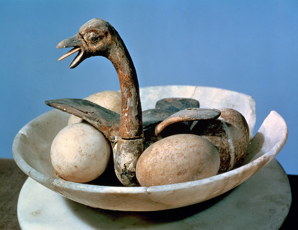 Tapa de un frasco de alabastro decorado con un pájaro en un nido con huevos, de la tumba de Tutankamón (c.1370-52 a.C.) Nuevo Reino de Egyptian 18th Dynasty