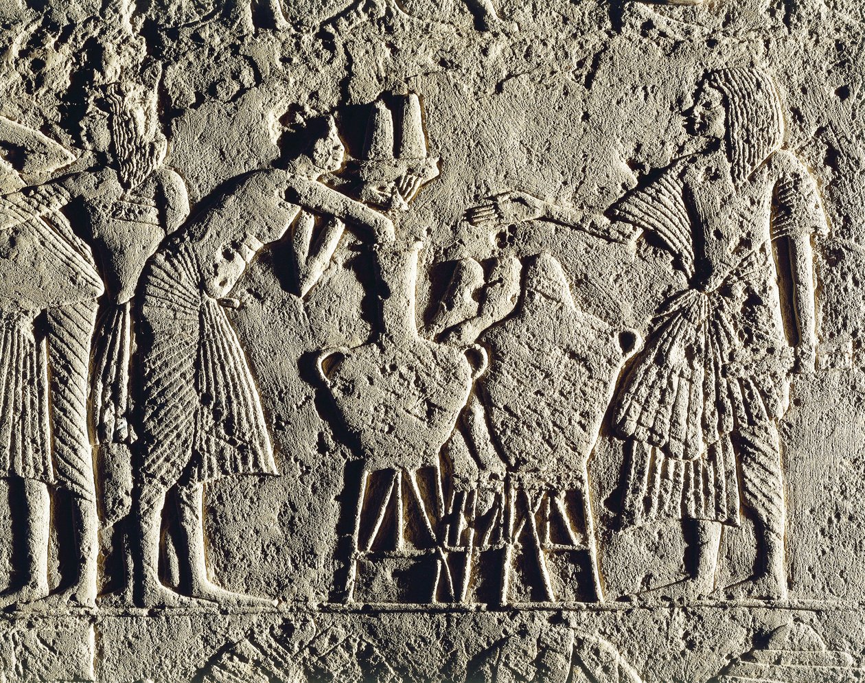 La vida en un campamento militar: trabajadores empleados en el control de las bebidas (vino y cerveza), relieve de la tumba de Horemheb en Saqqara, detalle de Egyptian 18th Dynasty
