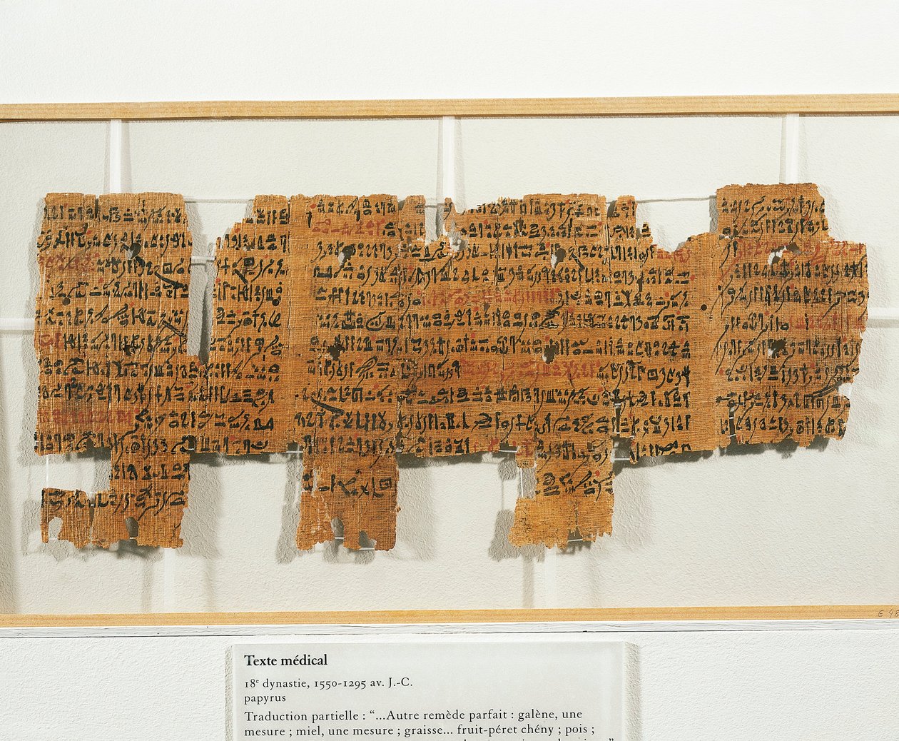 Receta médica escrita en papiro de Egyptian 18th Dynasty