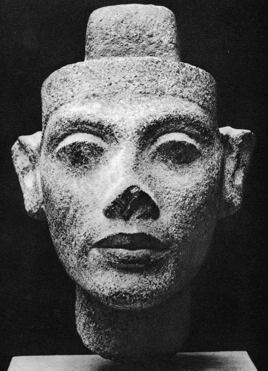Nefertiti, reina consorte de Akenatón (Akhenatón) el faraón hereje. Siglo XIV a.C. (escultura en busto de granito oscuro) de Egyptian 18th Dynasty
