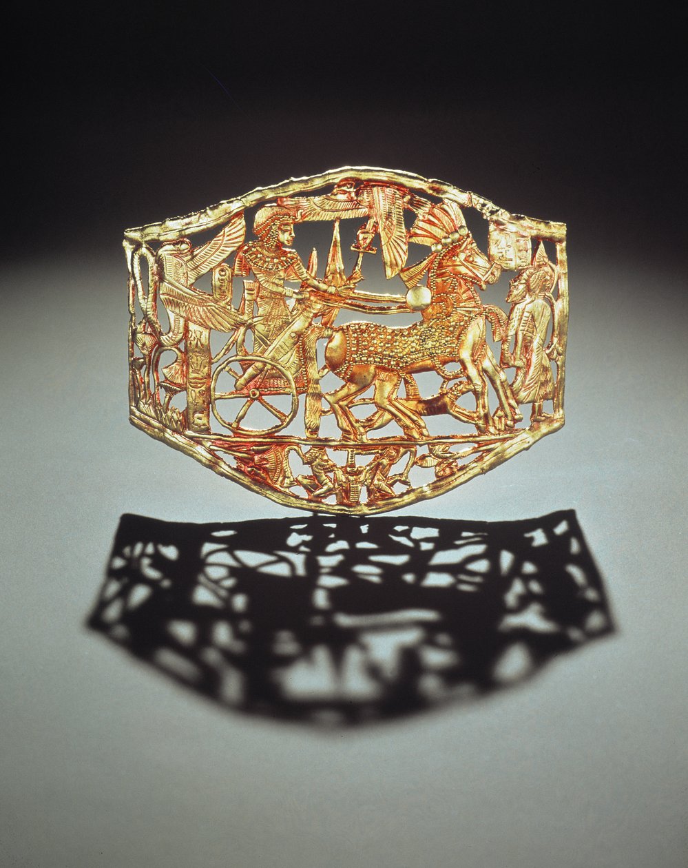Placa o hebilla calada mostrando el regreso triunfal del rey con prisioneros, de la Tumba de Tutankamón, Nuevo Reino de Egyptian 18th Dynasty