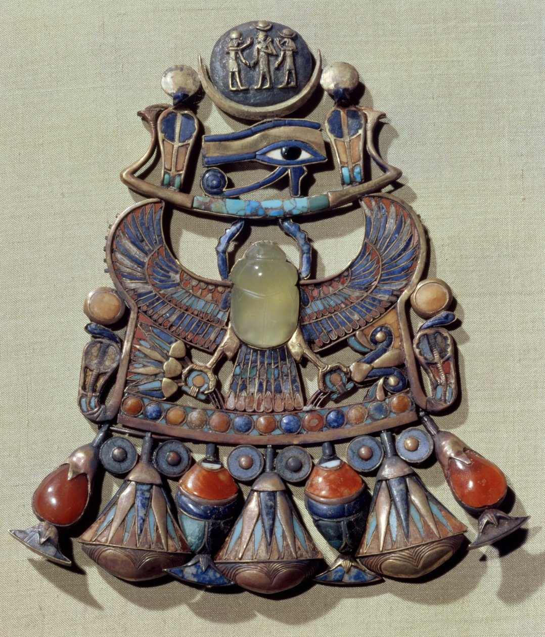Pectoral con un escarabajo-pájaro, de la tumba de Tutankamón (c.1370-52 a.C.) Nuevo Reino de Egyptian 18th Dynasty