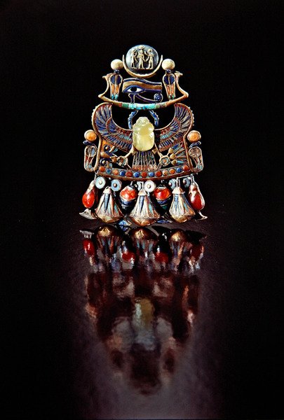 Pectoral con un escarabajo-pájaro, de la tumba de Tutankamón, Nuevo Reino de Egyptian 18th Dynasty
