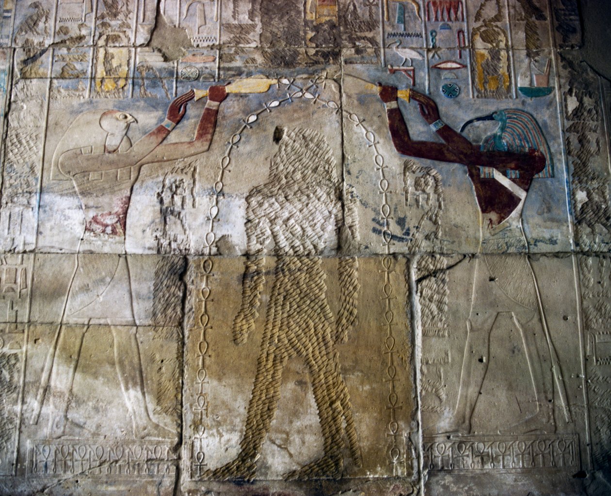 La reina Hatshepsut entre el dios Horus y el dios Thoth, relieve pintado, vestíbulo de la Capilla Roja de Hatshepsut, complejo del templo de Karnak (Lista del Patrimonio Mundial de la Unesco de Egyptian 18th Dynasty
