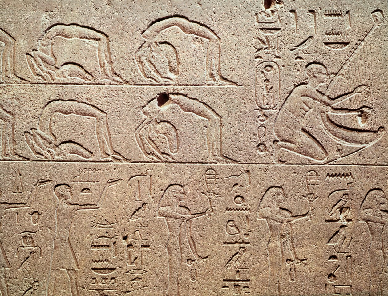 Relieve que representa acróbatas y un arpista, de Karnak, Nuevo Reino de Egyptian 18th Dynasty