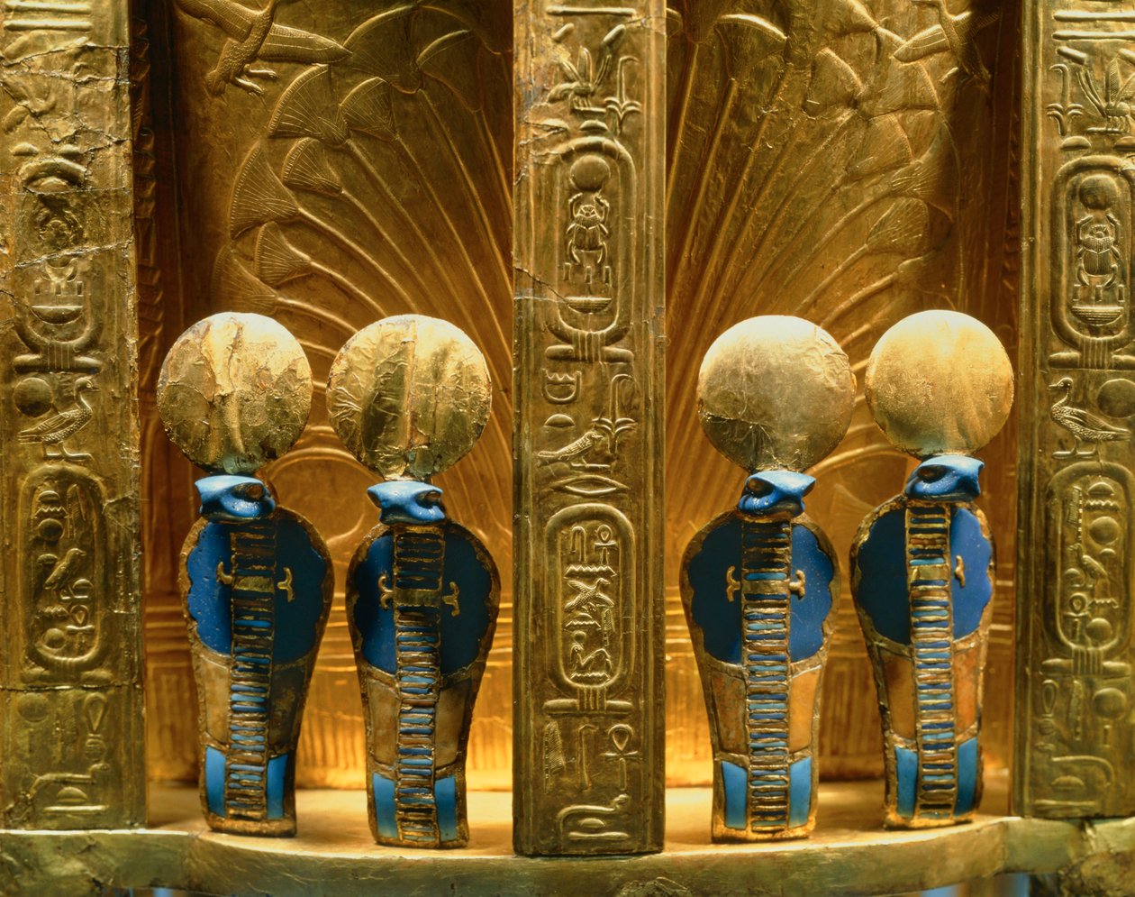 Reverso del trono del faraón Tutankamón con cuatro figuras doradas de cobra uraeus (oro con lapislázuli) de Egyptian 18th Dynasty
