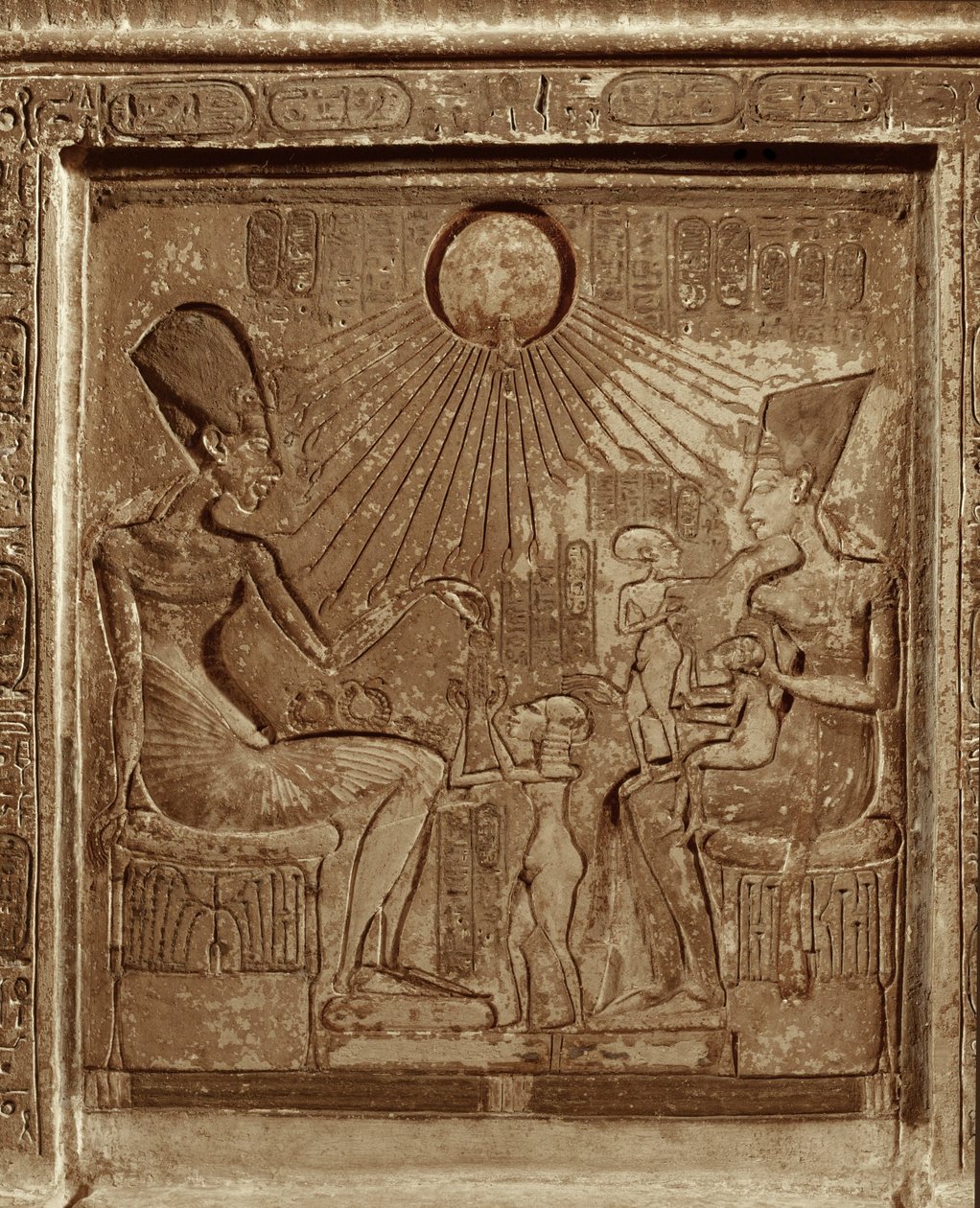 Vida de la familia real: El faraón Amenofis IVAkhnaton, la reina Nefertiti y sus tres hijas rociando al sol (relieve) de Egyptian 18th Dynasty