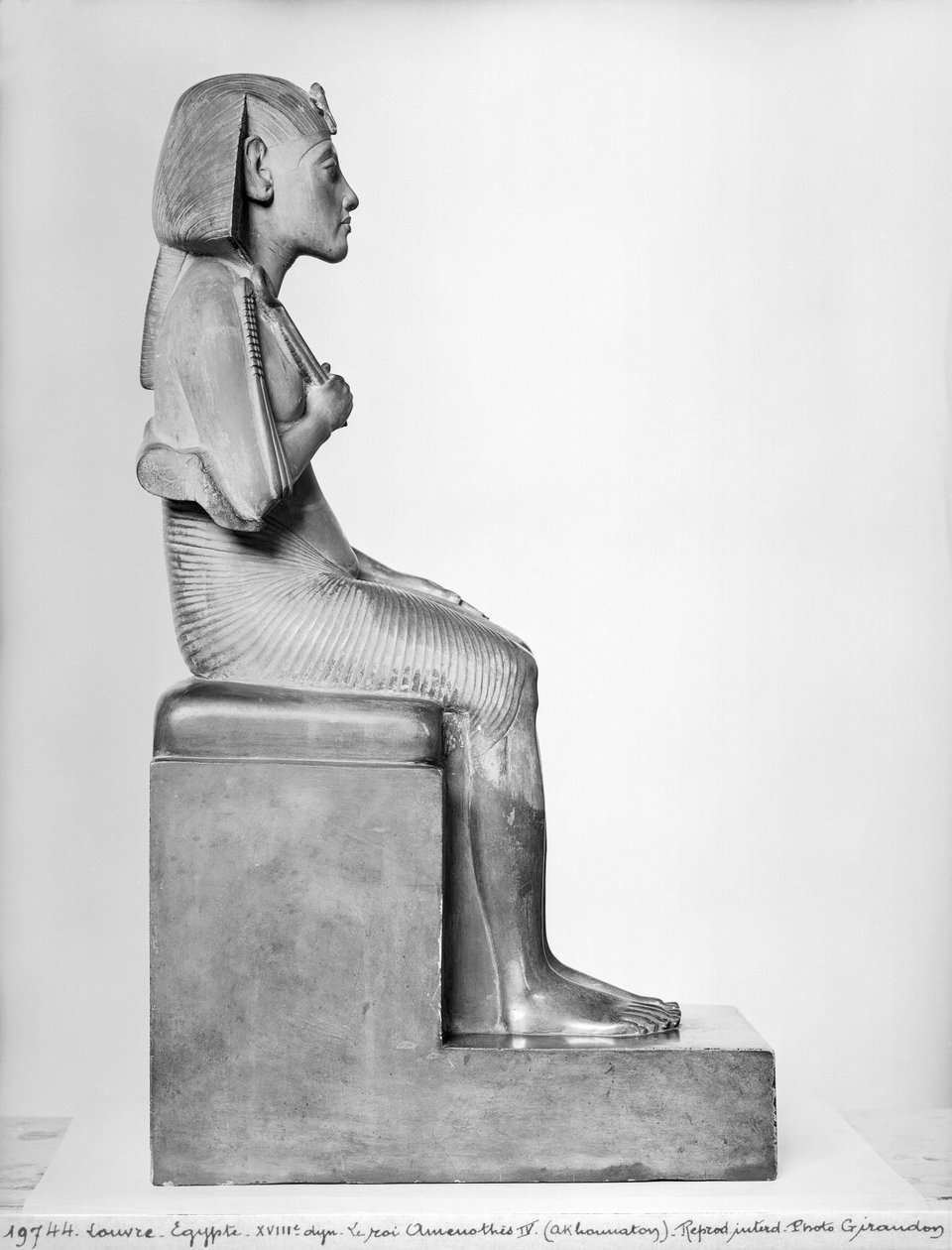 Estatua sentada de Amenofis IV (Akenatón), Nuevo Reino, c.1375-1354 a.C. (esteatita) de Egyptian 18th Dynasty