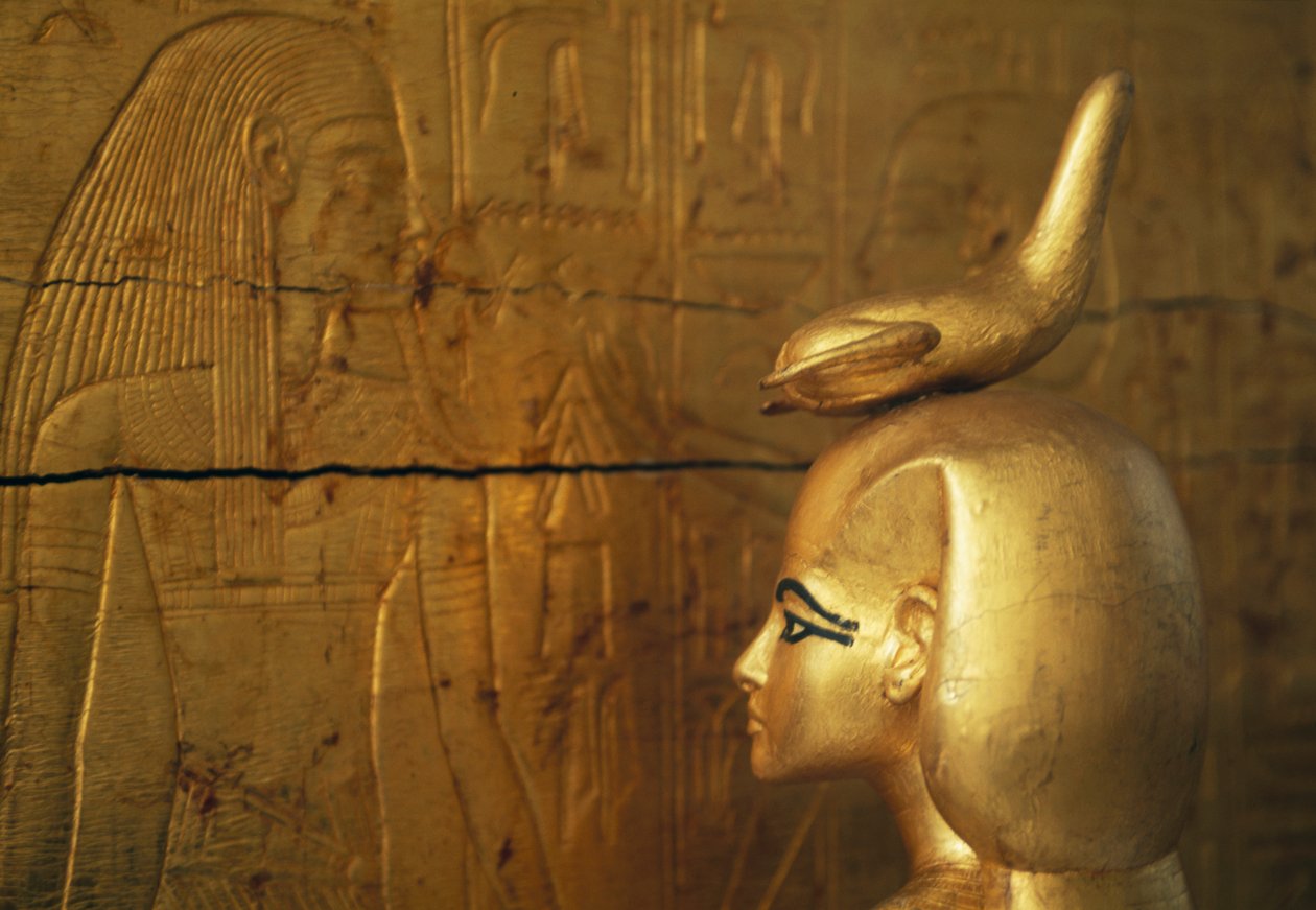 Estatua de Selkis o Serket protegiendo el cofre de los tarros canopos, Tesoro de Tutankamón de Egyptian 18th Dynasty